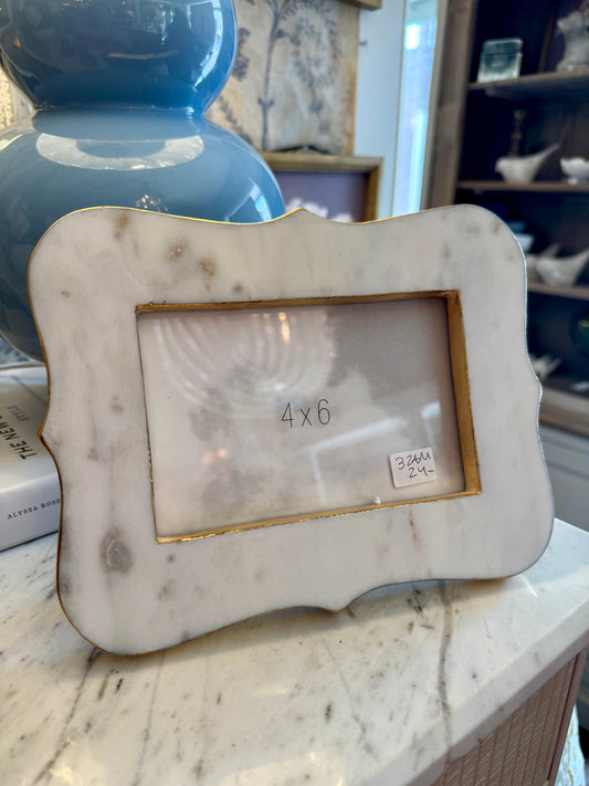 White Marble Frame w Gold Lining: 4x6