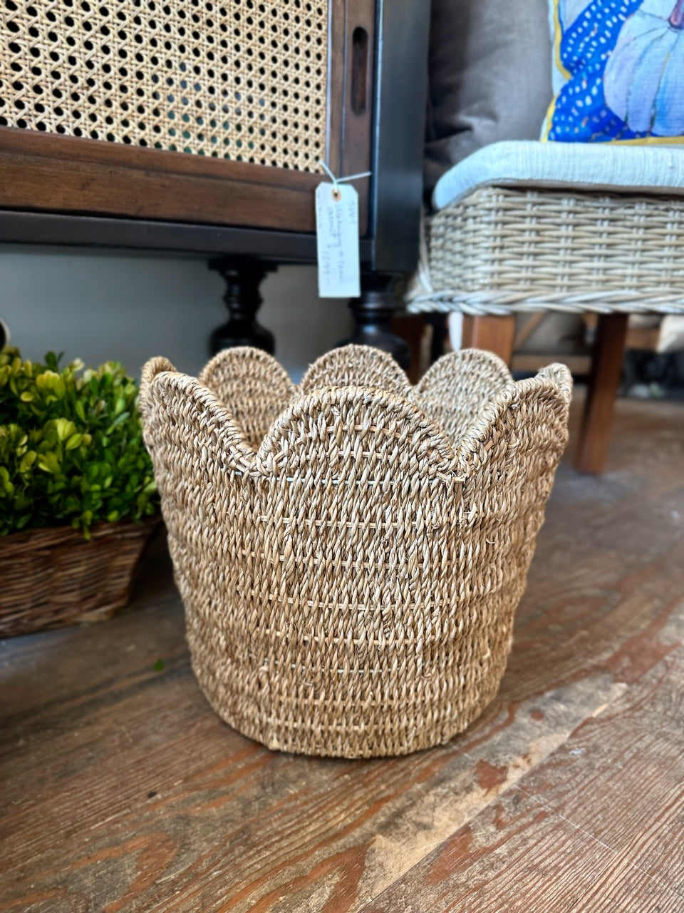 Large Wicker Scalloped Top Basket