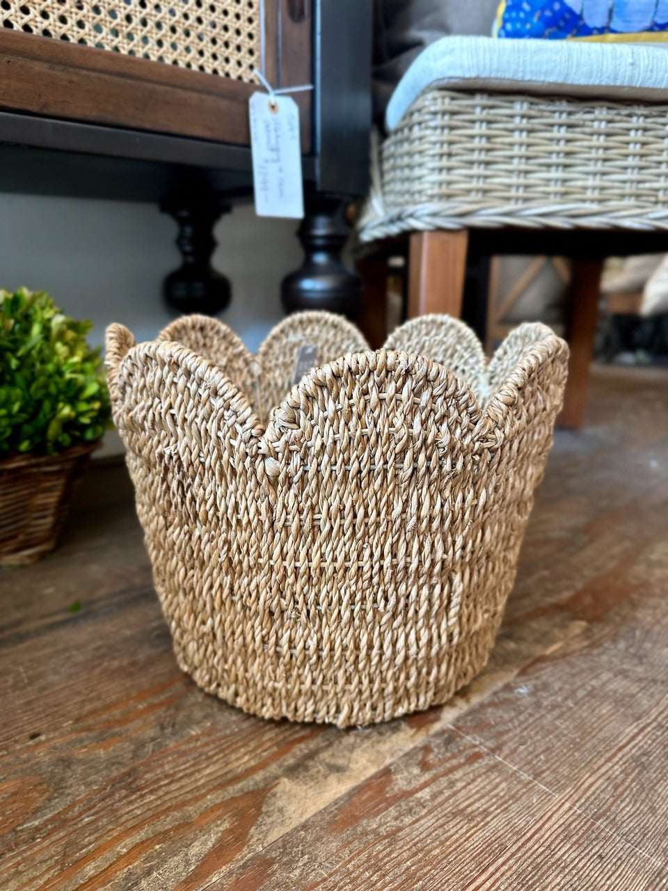 Small Wicker Scalloped Top Basket